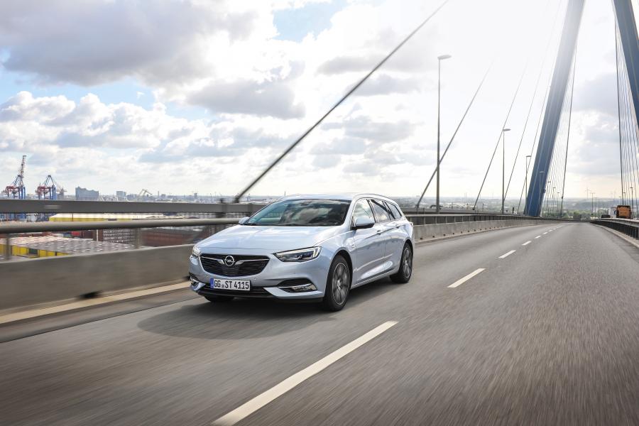  Opel Insignia Sports Tourer Turbo D 2017 года  (фото 9 из 40)